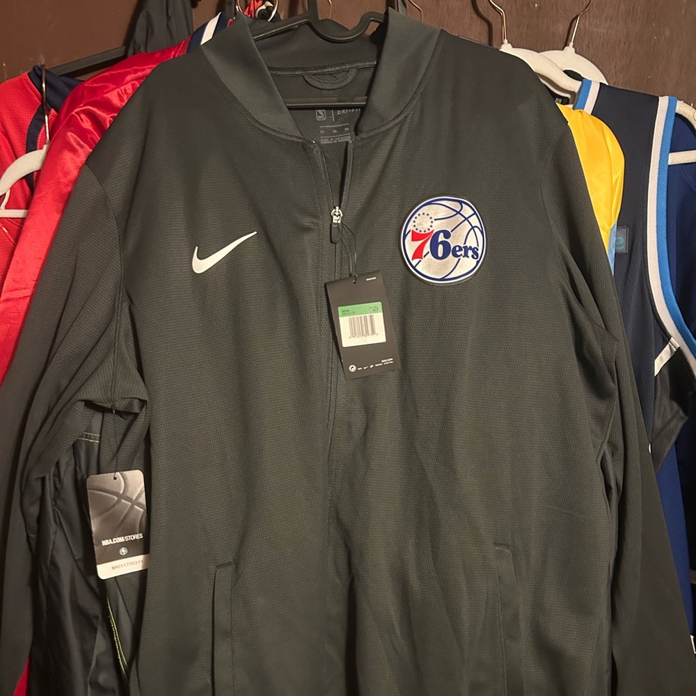 Nike Men's Black 76ers dri fit light jacket.